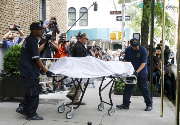 Le corps de la styliste Kate Spade, retrouvée morte dans son appartement de New York, est évacué le 5 juin 2018. La police confirme la thèse du suicide.