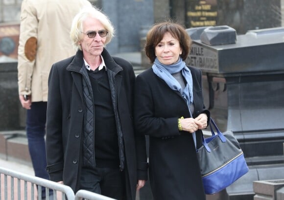 Danièle Évenou et son compagnon Jean-Pierre Baiesi lors des obsèques de Véronique Colucci au cimetière communal de Montrouge, le 12 avril 2018.