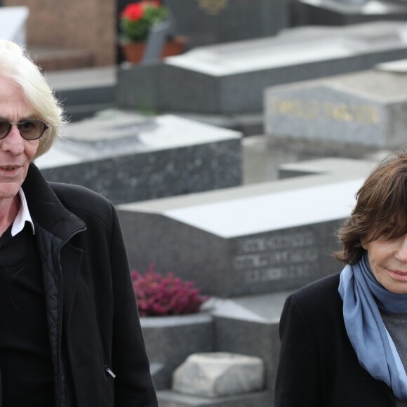 Danièle Évenou et son compagnon Jean-Pierre Baiesi lors des obsèques de Véronique Colucci au cimetière communal de Montrouge, le 12 avril 2018.