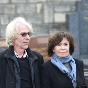 Danièle Évenou et son compagnon Jean-Pierre Baiesi lors des obsèques de Véronique Colucci au cimetière communal de Montrouge, le 12 avril 2018.