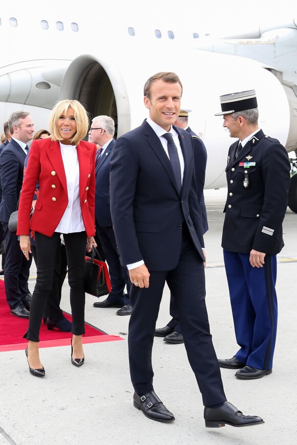 Le président de la République française Emmanuel Macron et sa femme la Première Dame Brigitte Macron (Trogneux) arrivent à l'aéroport international Macdonald-Cartier d'Ottawa, Canaca, le 6 juin 2018, pour leur visite au Canada avant le sommet du G7. © Stéphane Lemouton/Bestimage