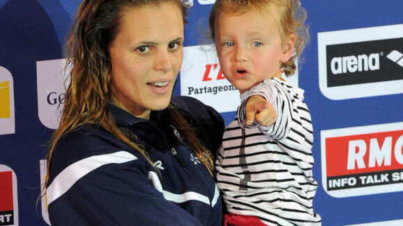 Laure Manaudou : Soleil et piscine pour un moment de détente avec sa fille Manon