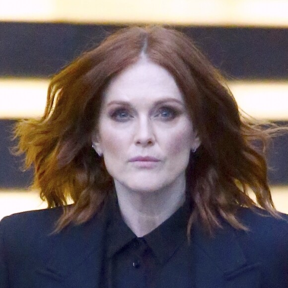 Julianne Moore arrive au défilé de mode Saint Laurent à Liberty Park à Jersey City (près de New York), le 6 juin 2018.