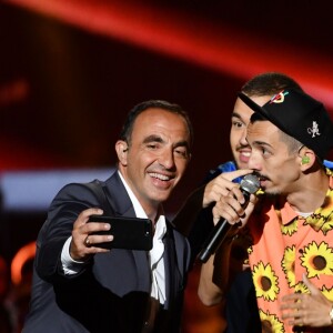 Exclusif - Nikos Aliagas avec Bigflo & Oli et Papa Fabian - Enregistrement de l'émission "La chanson de l'année" dans les arènes de Nîmes, diffusée en direct sur TF1 le 8 juin © Bruno Bebert / Bestimage