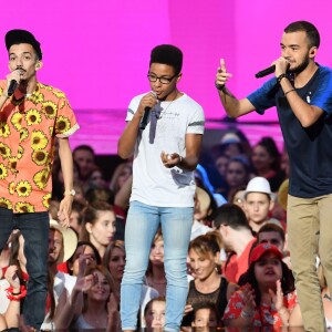 Exclusif - Bigflo & Oli chantent avec un fan - Enregistrement de l'émission "La chanson de l'année" dans les arènes de Nîmes, diffusée en direct sur TF1 le 8 juin © Bruno Bebert / Bestimage