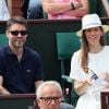 Hilary Swank et son compagnon Philip Schneider dans les tribunes des Internationaux de France de Tennis de Roland Garros à Paris. Le 9 juin 2018 © Cyril Moreau / Bestimage