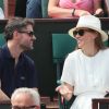 Hilary Swank et son compagnon Philip Schneider dans les tribunes des Internationaux de France de Tennis de Roland Garros à Paris. Le 9 juin 2018 © Cyril Moreau / Bestimage