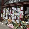 Hommage au chef cuisinier Anthony Bourdain devant son restaurant "Les Halles" à New York le 10 juin 2018.