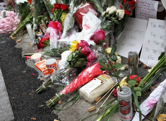 Hommage au chef cuisinier Anthony Bourdain devant son restaurant "Les Halles" à New York le 10 juin 2018.