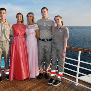 Exclusif - Alexandra Lamy, Marika Roman (la présidente de l'unité locale de la Croix Rouge) et des bénévoles de la Croix Rouge - 6ème gala annuel de l'unité d'Antibes Juan les Pins, Vallauris, Golfe Juan, de la Croix Rouge française dans le cadre du prestigieux hôtel Eden Roc au Cap d'Antibes, le 2 juin 2018. Plus de 250 convives auront répondu présent à l'invitation de la présidente de l'unité locale. Cette année, c'est l'actrice A. Lamy qui est la marraine de la soirée. © Bruno Bebert/Bestimage