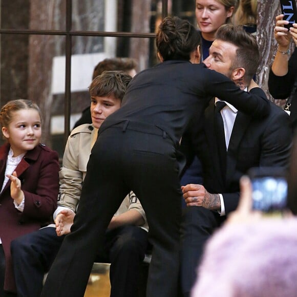 Victoria Beckham embrasse son mari David Beckham à l'issue du défilé Victoria Beckham. New York, le 11 février 2018.