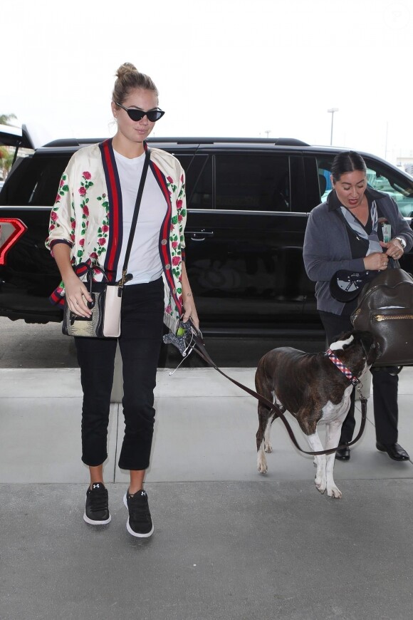 Exclusif - Kate Upton arrive avec son chien à l'aéroport de LAX à Los Angeles pour prendre l'avion, le 6 juin 2018