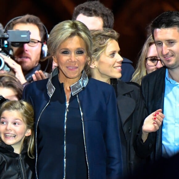 Emmanuel Macron avec sa femme Brigitte Macron, Emma (fille de L. Auzière), Tiphaine Auzière et son compagnon Antoine - Le président-élu, Emmanuel Macron, prononce son discours devant la pyramide au musée du Louvre à Paris, après sa victoire lors du deuxième tour de l'élection présidentielle le 7 mai 2017.