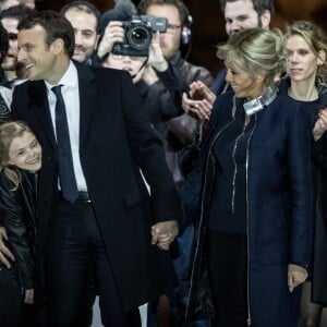 Emmanuel Macron avec sa femme Brigitte Macron, Emma (fille de Laurence Auzière), Tiphaine Auzière et son compagnon Antoine - Le président-élu, Emmanuel Macron, prononce son discours devant la pyramide au musée du Louvre à Paris, après sa victoire lors du deuxième tour de l'élection présidentielle le 7 mai 2017. © Cyril Moreau / Bestimage