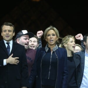 Emmanuel Macron avec sa femme Brigitte Macron, Tiphaine Auzière et son compagnon Antoine, Morgan Simon (l'homme à la casquette) - Le président-élu, Emmanuel Macron, prononce son discours devant la pyramide au musée du Louvre à Paris, après sa victoire lors du deuxième tour de l'élection présidentielle le 7 mai 2017.