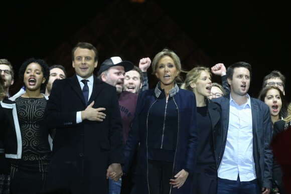 Emmanuel Macron avec sa femme Brigitte Macron, Tiphaine Auzière et son compagnon Antoine, Morgan Simon (l'homme à la casquette) - Le président-élu, Emmanuel Macron, prononce son discours devant la pyramide au musée du Louvre à Paris, après sa victoire lors du deuxième tour de l'élection présidentielle le 7 mai 2017.