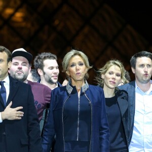 Emmanuel Macron avec sa femme Brigitte Macron, Tiphaine Auzière et son compagnon Antoine, Morgan Simon  - Le président-élu, Emmanuel Macron, prononce son discours devant la pyramide au musée du Louvre à Paris, après sa victoire lors du deuxième tour de l'élection présidentielle le 7 mai 2017.