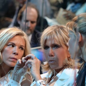 Brigitte Macron et ses filles Laurence Auzière Jourdan et Tiphaine Auzière - La famille, les amis et soutiens d'Emmanuel Macron dans les tribunes lors du grand meeting d'Emmanuel Macron à l'AccorHotels Arena à Paris, le lundi 17 avril 2017. © Dominique Jacovides - Sébastien Valiela / Bestimage