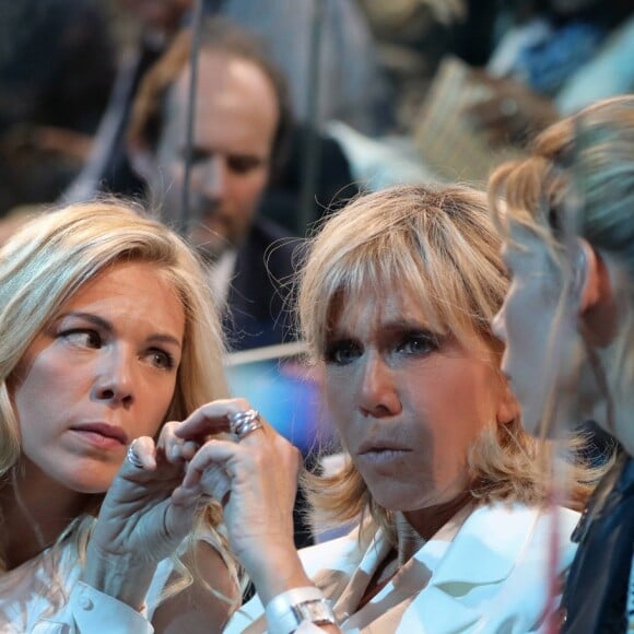 Brigitte Macron et ses filles Laurence Auzière Jourdan et Tiphaine Auzière - La famille, les amis et soutiens d'Emmanuel Macron dans les tribunes lors du grand meeting d'Emmanuel Macron à l'AccorHotels Arena à Paris, le lundi 17 avril 2017. © Dominique Jacovides - Sébastien Valiela / Bestimage