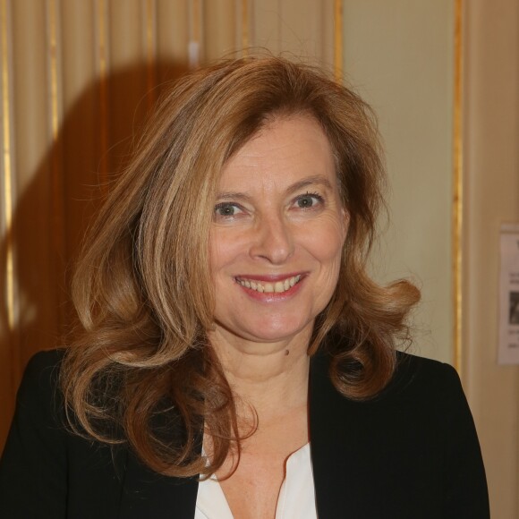Semi-Exclusif - Valérie Trierweiler - Salon du livre 2017 du 16ème arrondissement à la mairie du 16ème arrondissement de Paris, le 2 décembre 2017. © CVS/Bestimage