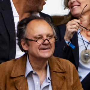 Exclusif - Valérie Trierweiler et son nouveau compagnon Romain Magellan (ex-star du rugby) s'embrassent dans les tribunes de la finale du Top 14 français entre Montpellier et Castres au Stade de France à Paris, le 2 juin 2018. © Pierre Perusseau/Bestimage