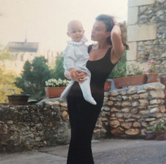 Valérie Trierweiler en 1995 après la naissance de son fils Lorrain. Photo publiée sur Instagram le 14 juin 2018. 