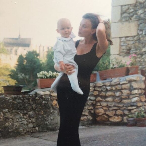 Valérie Trierweiler en 1995 après la naissance de son fils Lorrain. Photo publiée sur Instagram le 14 juin 2018. 