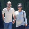Naya Rivera enceinte se promène, main dans la main, avec son mari Ryan Dorsey dans les rues de Los Angeles, le 10 juillet 2015.