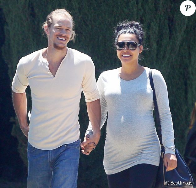 Naya Rivera enceinte se promène, main dans la main, avec son mari Ryan Dorsey dans les rues de Los Angeles, le 10 juillet 2015.