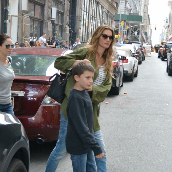 Gisele Bundchen, son mari Tom Brady et leur fils Benjamin dans les rues de New York le 20 mai 2018.  Please hide children's face prior to the publication - Gisele Bundchen and Tom Brady are spotted out and about in New York City. Bundchen stepped out in a green jacket, striped shirt, jeans, and white trainers. Brady sported a baseball cap, grey t-shirt, jeans, and white trainers.20/05/2018 - New York
