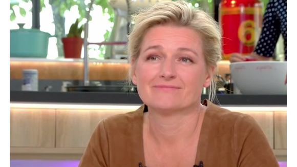 Anne-Elisabeth Lemoine très émue face à ses débuts à la télévision sur le plateau de "C à Vous", le 15 juin 2018. 