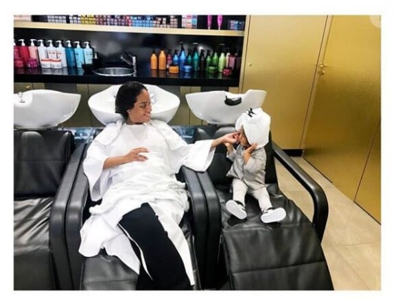 Amel Bent chez le coiffeur avec sa fille Sophia, 1 en et demi. Instagram, le 15 septembre 2017.