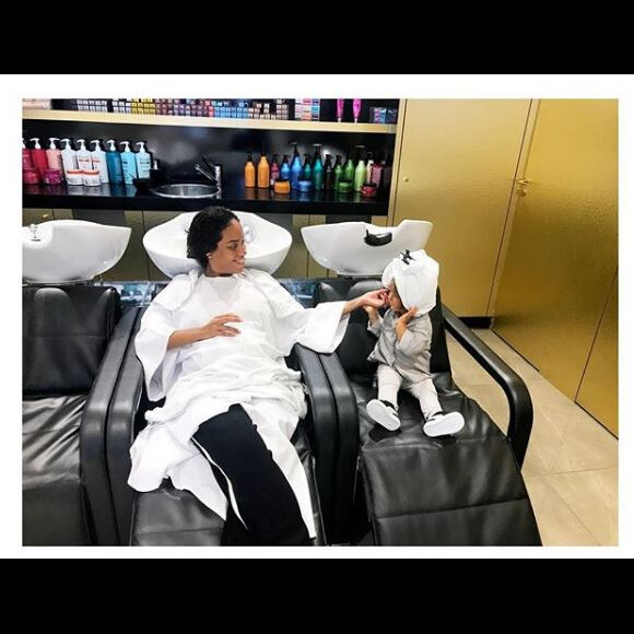 Amel Bent chez le coiffeur avec sa fille Sophia, 1 en et demi. Instagram, le 15 septembre 2017.