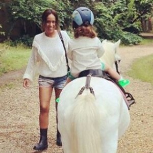 Amel Bent fière de sa fille Sofia qui fait du poney le 7 juin 2018.