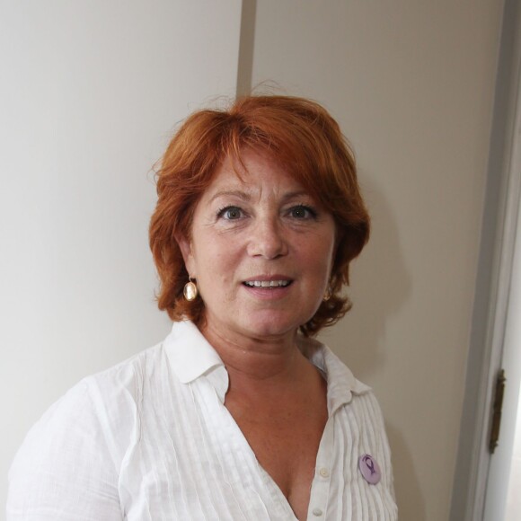 Charity Day BGC 2014 - Véronique Genest- Courtier d'un jour pour encourager les clients à passer ce jour là le maximum d'ordres dans la salle des marchés d'Aurel BGC Rue Vivienne à Paris. Le 11 septembre 2014.