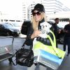 Heather Locklear prend l'avion avec son chien à Los Angeles le 19 avril 2017.