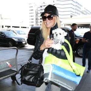 Heather Locklear prend l'avion avec son chien à Los Angeles le 19 avril 2017.