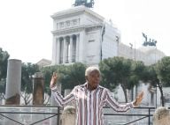 Angélique Kidjo : en pleine promo, la chanteuse prend la pose et... danse dans les rues de Rome !