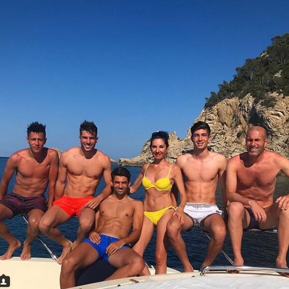 Zinédine Zidane avec sa femme Véronique, les trois enfants Enzo, Luca et Théo, et son neveu Driss en vacances à Ibiza le 22 juin 2018.