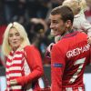 Antoine Griezmann, sa femme Erika Choperena et leur fille Mia avec la coupe de la Ligue Europa après la finale de la Ligue Europa, l'Olympique de Marseille contre l'Atlético de Madrid au stade Groupama à Decines-Charpieu banlieue de Lyon, France, le 16 mai 2018. L'Atlético de Madrid a gagné 3-0. © Cyril Moreau/Bestimage