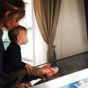 Ingrid Chauvin et son fils Tom sur le tournage de "Demain nous appartient", 3 juin 2018