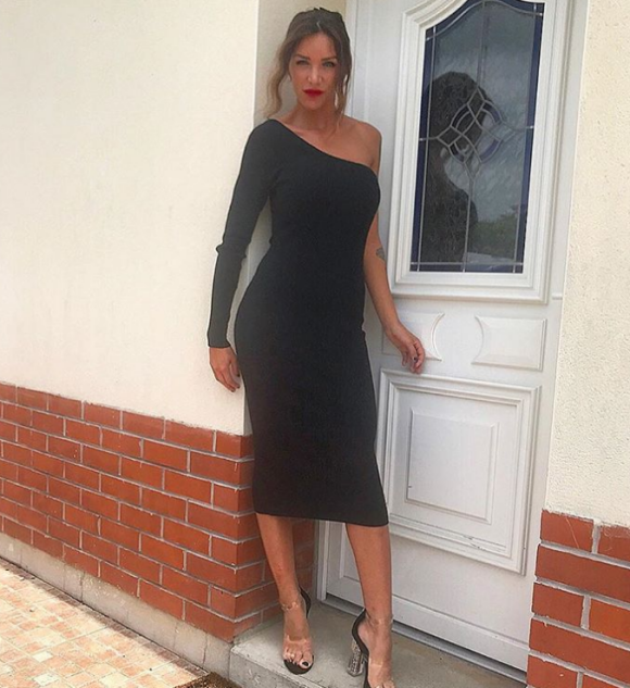 Julia Paredes sexy en robe - Instagram, juin 2018