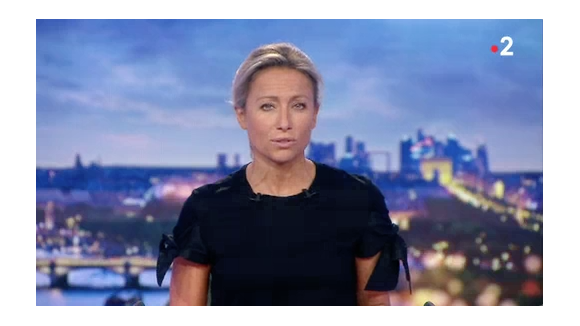Anne-Sophie Lapix plongée dans le noir sur le plateau du Journal de 20 Heures le 2 juillet 2018 sur France 2.