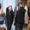 Thylane Blondeau fait du shopping avec des amis dont Raphaël Le Friant (fils de Bob Sinclar) à The Grove à Los Angeles, le 27 novembre 2017