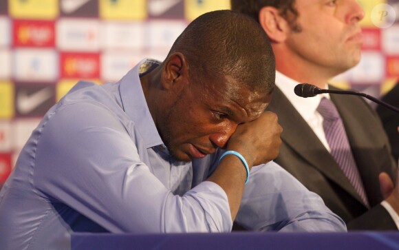 Eric Abidal annonce en larmes qu'il quitte le FC Barcelone lors d'une conference au stade du Camp Nou a Barcelone le 30 mai 2013.