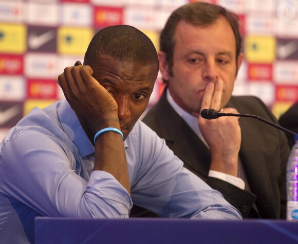 Eric Abidal annonce en larmes qu'il quitte le FC Barcelone lors d'une conference au stade du Camp Nou a Barcelone le 30 mai 2013.