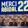 Eric Abidal annonce en larmes qu'il quitte le FC Barcelone lors d'une conference au stade du Camp Nou a Barcelone le 30 mai 2013.