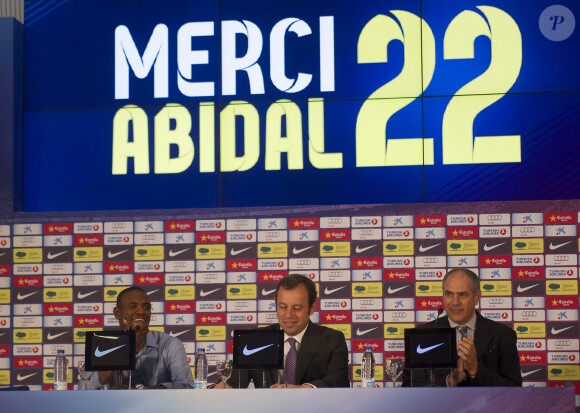 Eric Abidal annonce en larmes qu'il quitte le FC Barcelone lors d'une conference au stade du Camp Nou a Barcelone le 30 mai 2013.