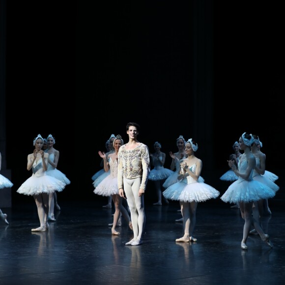 Germain Louvet est nommé étoile, le 28 décembre 2016, sous les yeux d'Aurélie Dupont, directrice du ballet, et Stéphane Lissner, directeur de l'Opéra national de Paris) © Opéra de Paris / Collection personnelle via Bestimage