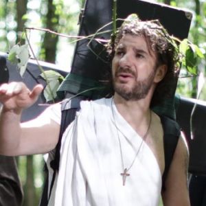 Bernard Le Coq, Jarry, Lucien Jean-Baptiste, Michaël Youn, Simon Astier dans "Christ(off)" en salles le 11 juillet 2018.